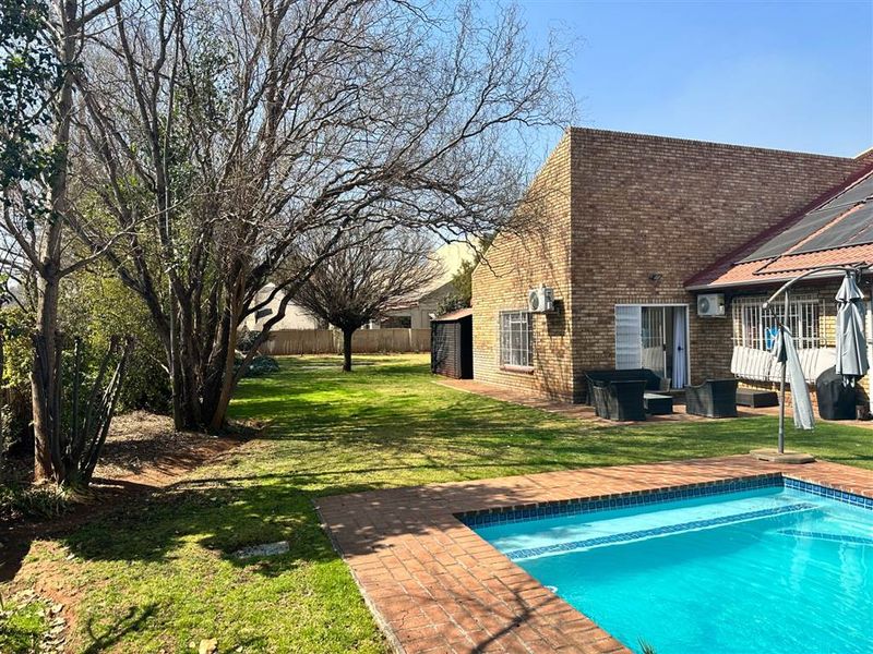 Spacious 3-Bedroom Family Home with Heated Pool, Modern Finishes & Exceptional Extras - Photo 6
