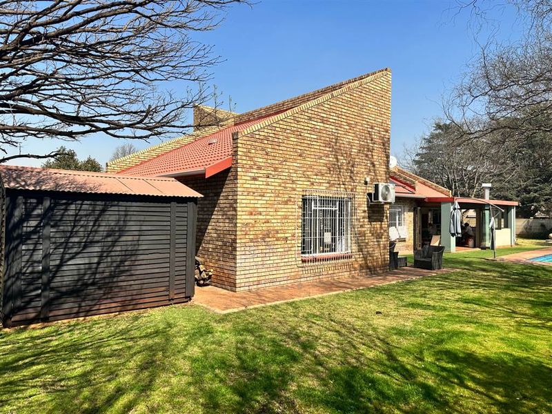 Spacious 3-Bedroom Family Home with Heated Pool, Modern Finishes & Exceptional Extras - Photo 5