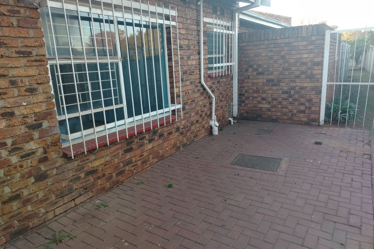 Secure and Spacious Townhouse – Ideal for Comfortable Living Flora Gardens - Photo 2