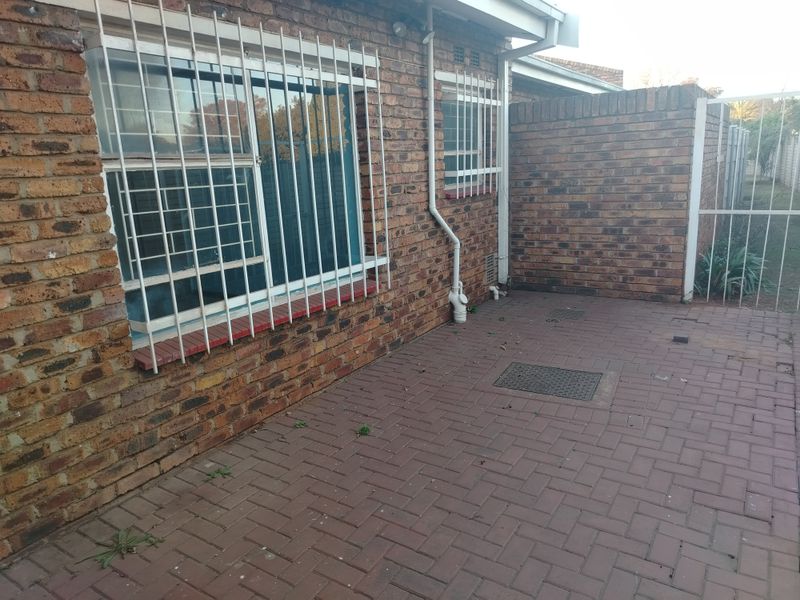 Secure and Spacious Townhouse – Ideal for Comfortable Living Flora Gardens - Photo 2