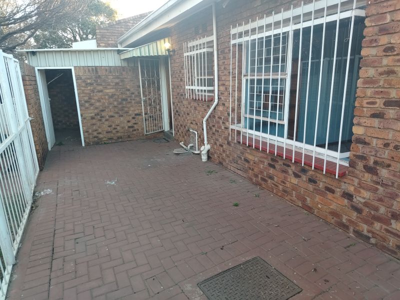 Secure and Spacious Townhouse – Ideal for Comfortable Living Flora Gardens - Photo 1