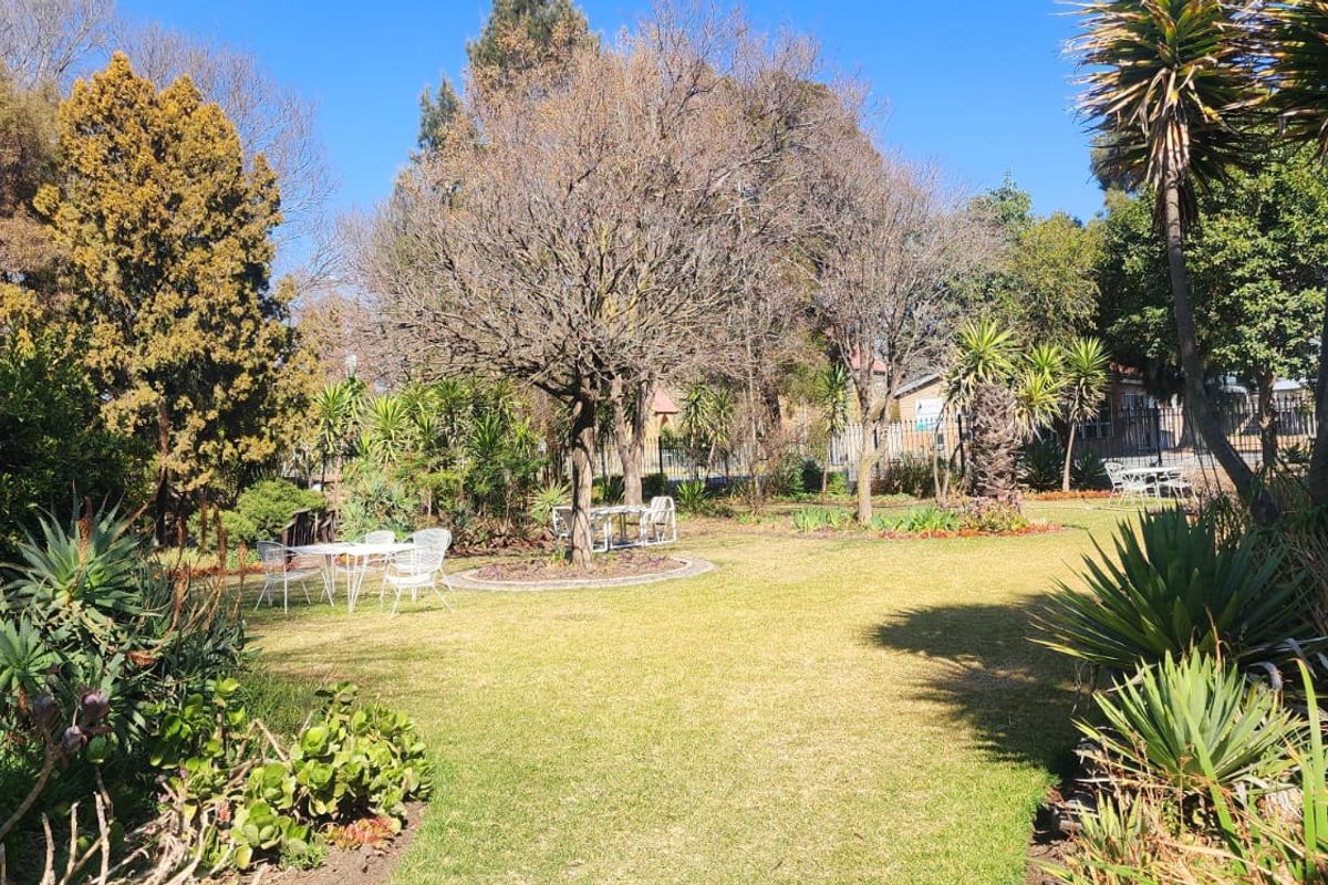 Charming and Spacious Guesthouse for Sale – Ideal for Business or Large Family Living - Photo 2