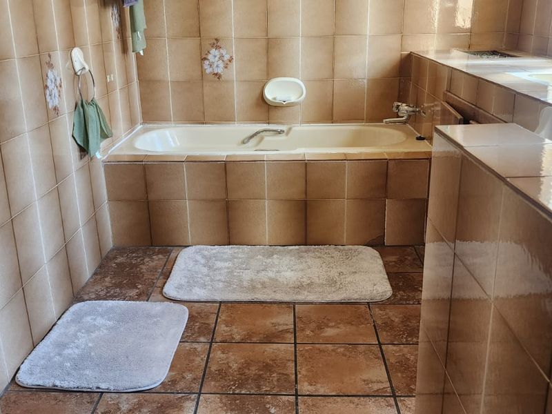 Charming and Spacious Guesthouse for Sale – Ideal for Business or Large Family Living - Photo 8