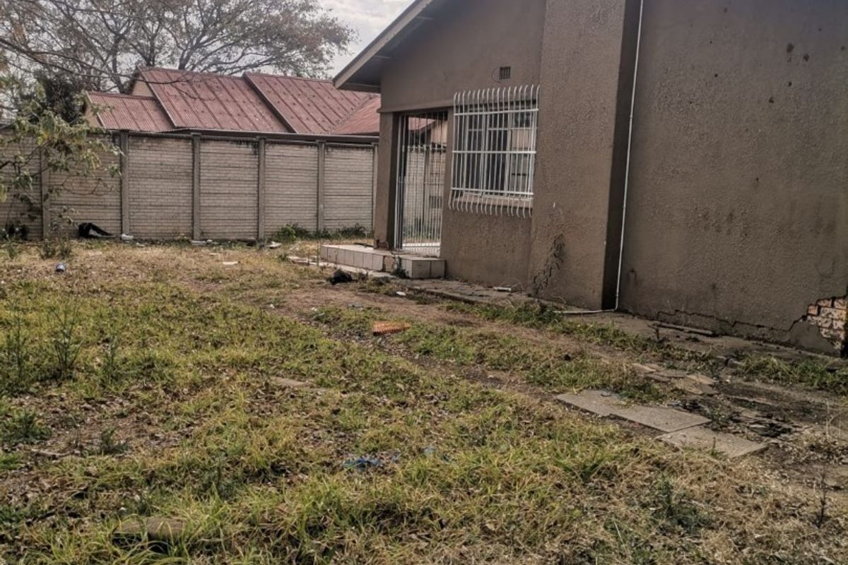 Great business opportunity. Rezoned for a used car dealership! - Photo 3