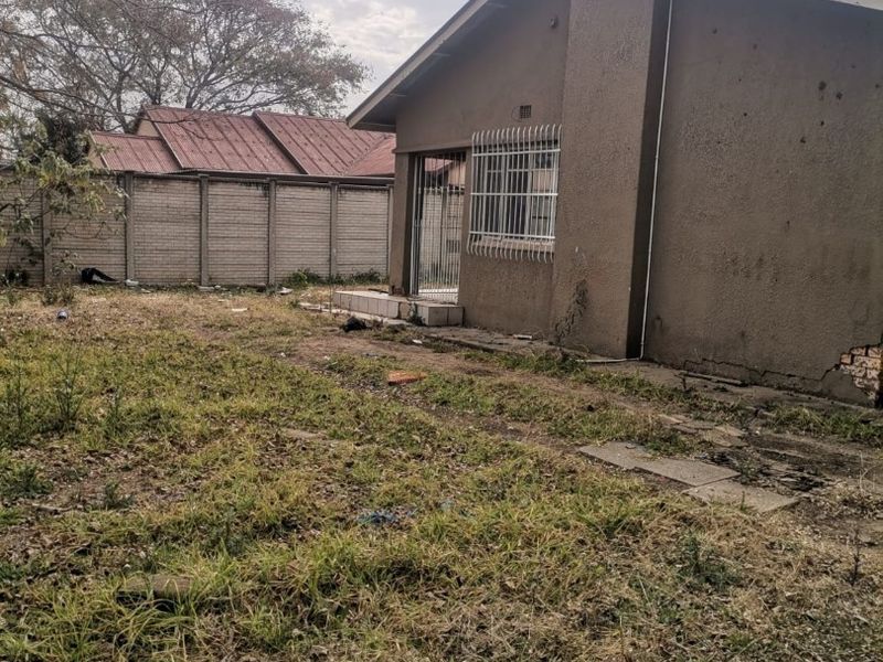 Great business opportunity. Rezoned for a used car dealership! - Photo 3