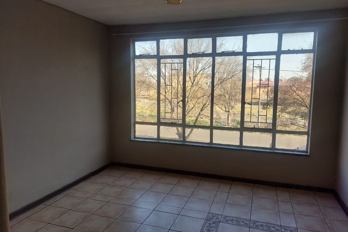 Modern 1-Bedroom Flat for Sale in Vereeniging  Ideal Investment or Starter Home - Photo 4