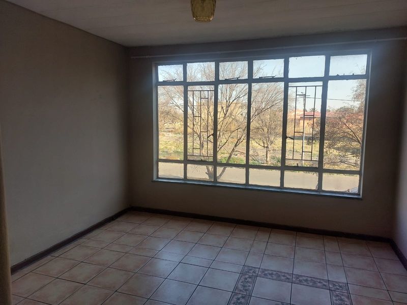 Modern 1-Bedroom Flat for Sale in Vereeniging  Ideal Investment or Starter Home - Photo 4