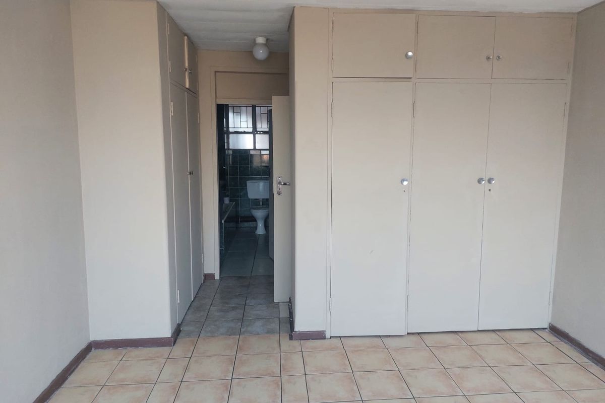 Modern 1-Bedroom Flat for Sale in Vereeniging  Ideal Investment or Starter Home - Photo 2