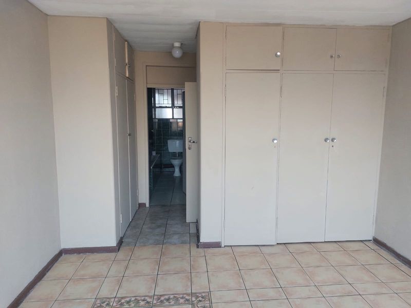 Modern 1-Bedroom Flat for Sale in Vereeniging  Ideal Investment or Starter Home - Photo 2