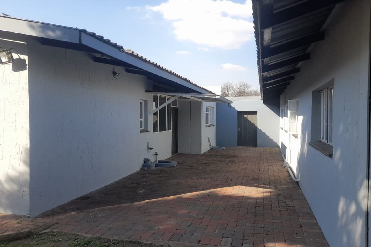 🏡 Exceptional Investment Opportunity – Spacious 1185 sqm 4 Bedroom & 2 one-bedroom apartments - Photo 2