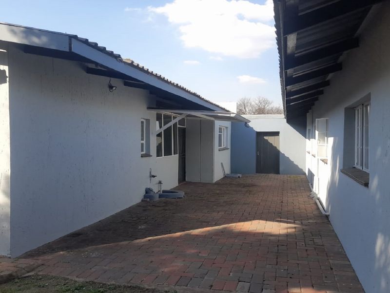 🏡 Exceptional Investment Opportunity – Spacious 1185 sqm 4 Bedroom & 2 one-bedroom apartments - Photo 2