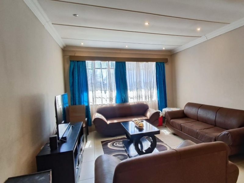 lovely 2 bedroom Antonhof Vereeniging - Photo 3