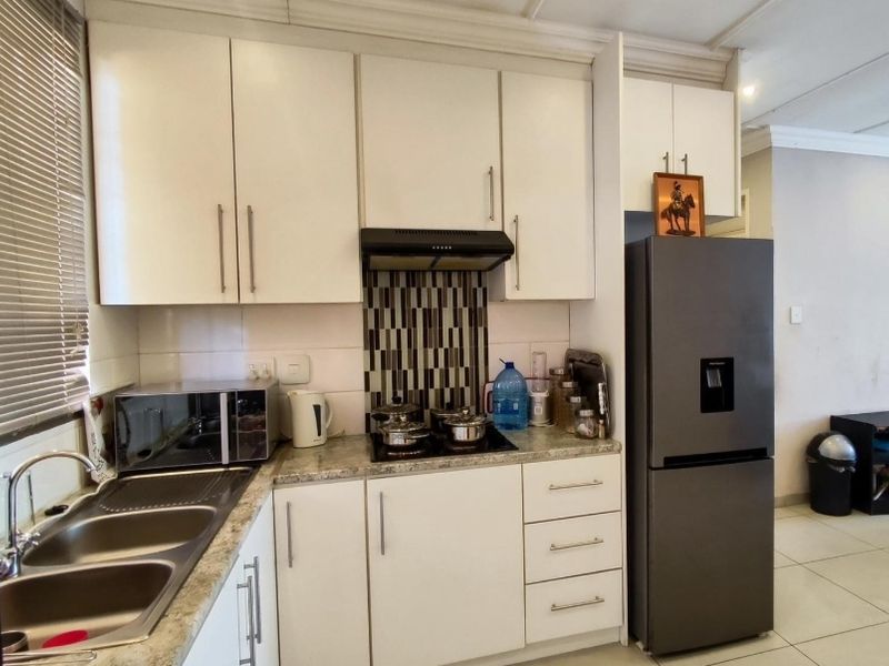 lovely 2 bedroom Antonhof Vereeniging - Photo 4