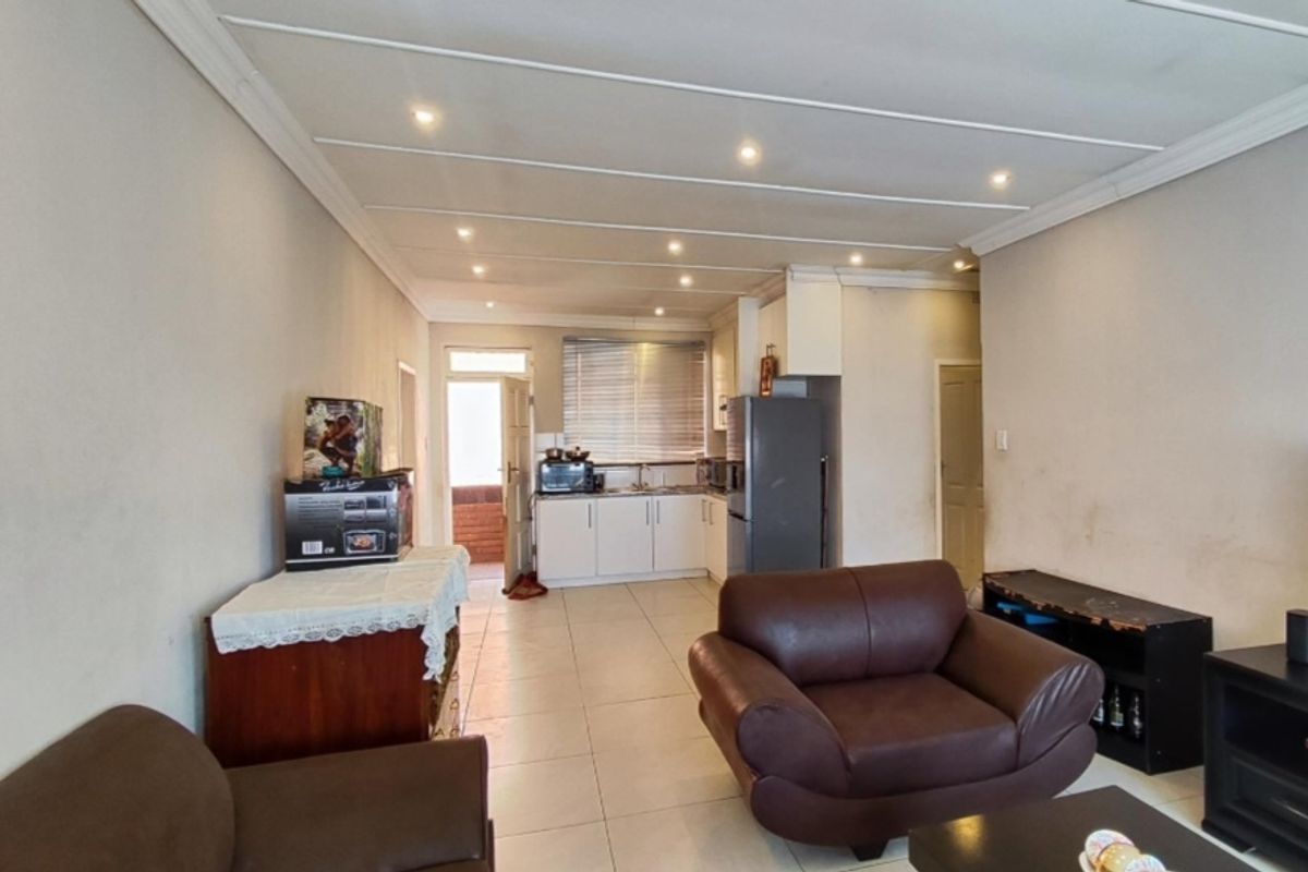 lovely 2 bedroom Antonhof Vereeniging - Photo 2
