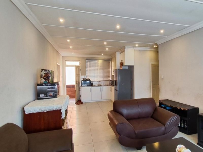 lovely 2 bedroom Antonhof Vereeniging - Photo 2