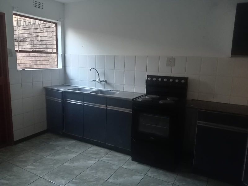 Charming 3-Bedroom Townhouse - Photo 2