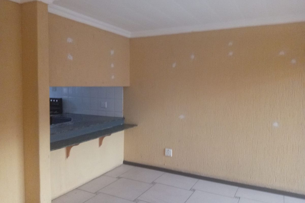 Charming 3-Bedroom Townhouse - Photo 5