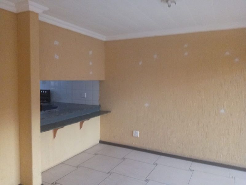 Charming 3-Bedroom Townhouse - Photo 5