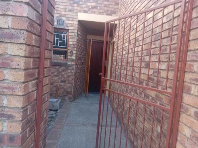 Charming 3-Bedroom Townhouse - Photo 10