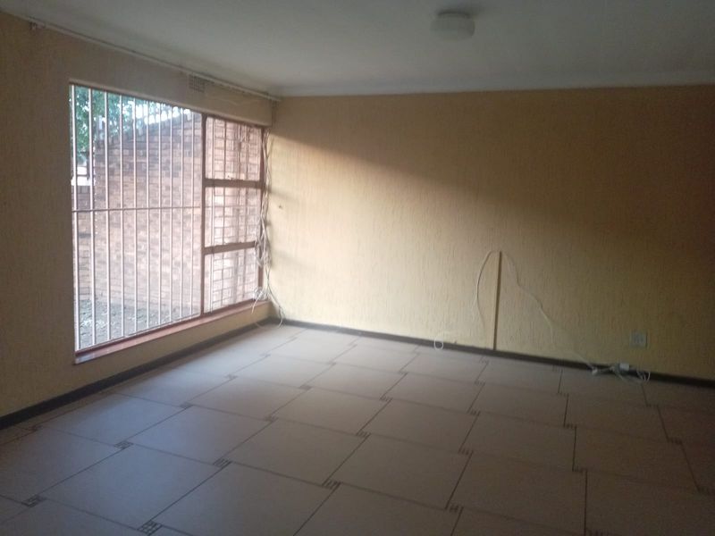 Charming 3-Bedroom Townhouse - Photo 9