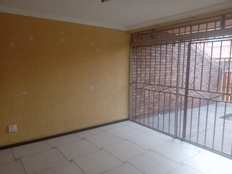 Charming 3-Bedroom Townhouse - Photo 8