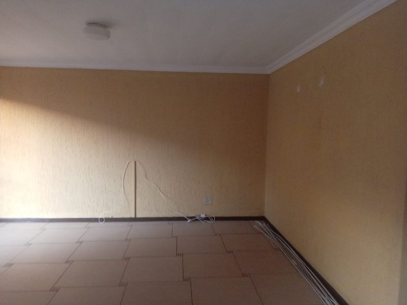 Charming 3-Bedroom Townhouse - Photo 6