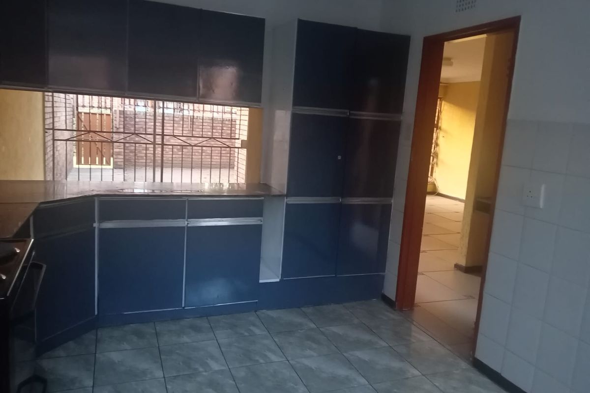 Charming 3-Bedroom Townhouse - Photo 3