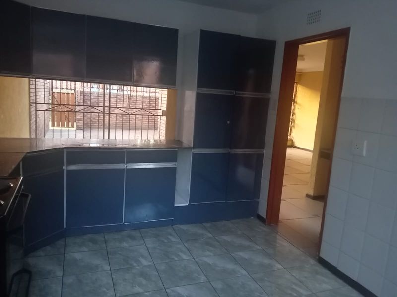 Charming 3-Bedroom Townhouse - Photo 3