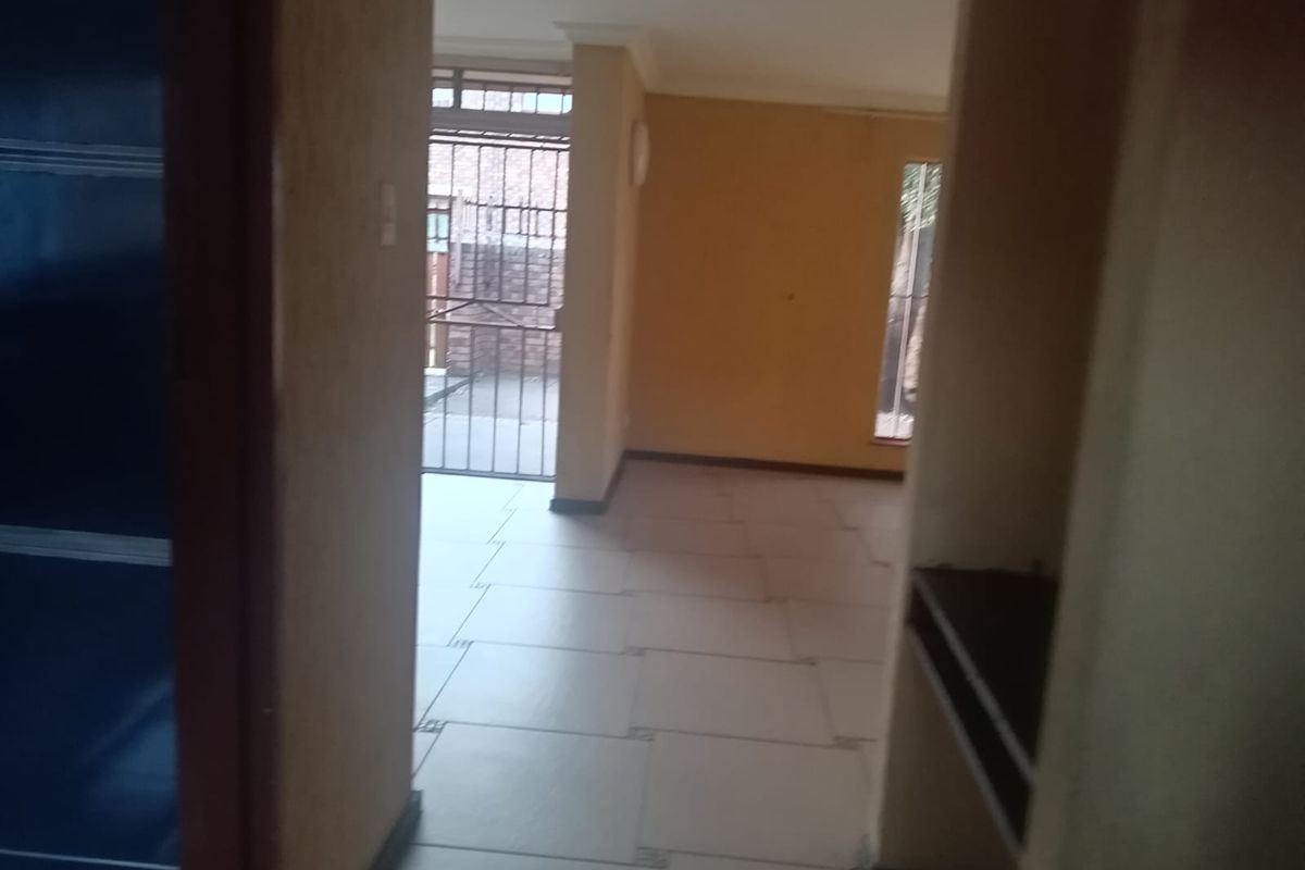 Charming 3-Bedroom Townhouse - Photo 4