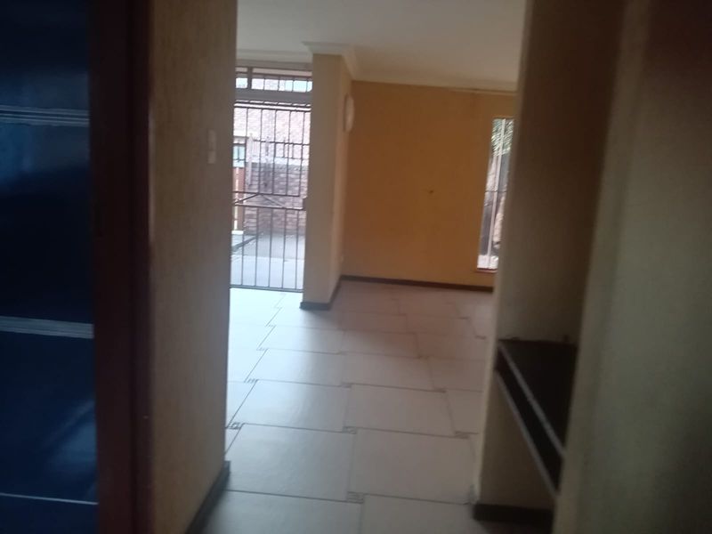 Charming 3-Bedroom Townhouse - Photo 4