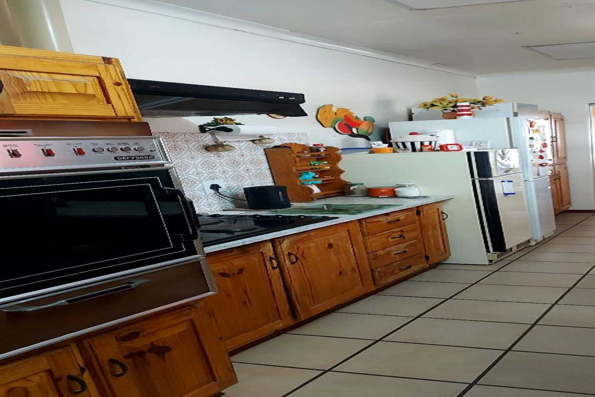Welcome Home: Beautiful 4-Bedroom Property Full of Light & Space" - Photo 4