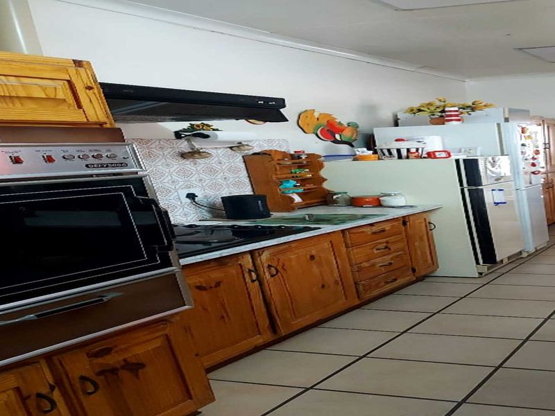 Welcome Home: Beautiful 4-Bedroom Property Full of Light & Space" - Photo 4