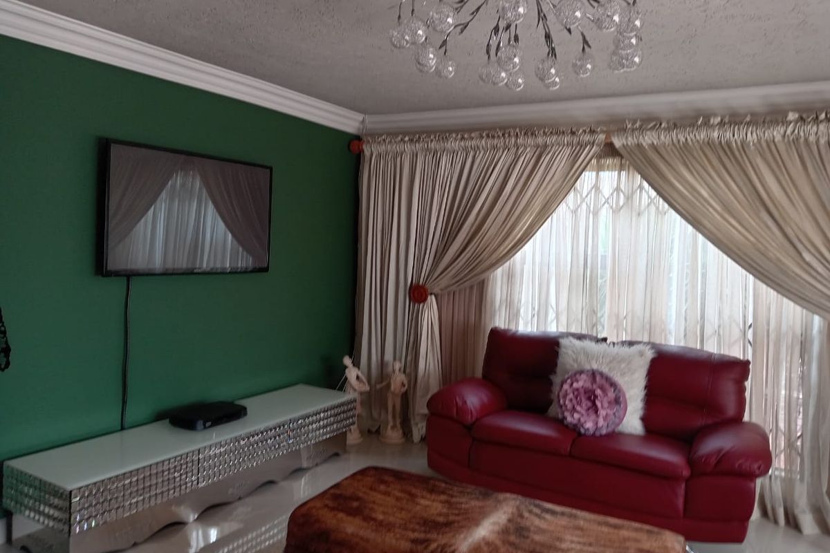 Beautiful 3 Bedroom House For Sale! - Photo 3