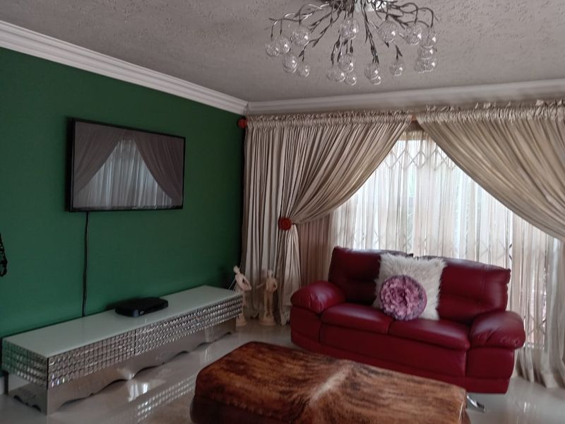 Beautiful 3 Bedroom House For Sale! - Photo 3