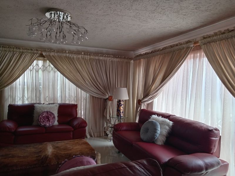 Beautiful 3 Bedroom House For Sale! - Photo 1