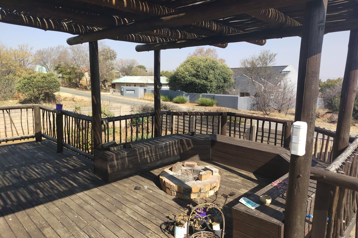 Charming Holiday Home with Water Views, Loft Room & Firepit Deck - Photo 2