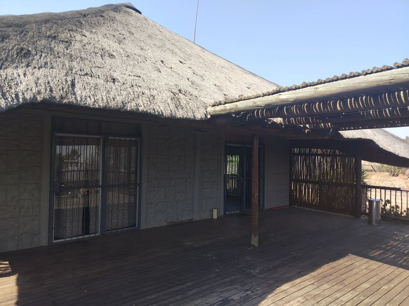 Charming Holiday Home with Water Views, Loft Room & Firepit Deck - Photo 1