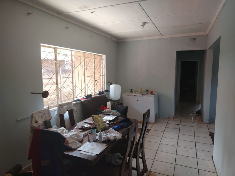 Spacious Home with Dual Entrances and Great Living Areas - Photo 5