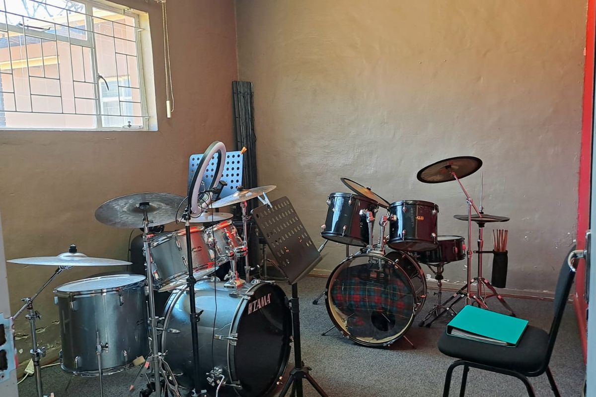Versatile 3-Bedroom Home with Large Wendy Hous  Perfect for Family Living or Business Use - Photo 5