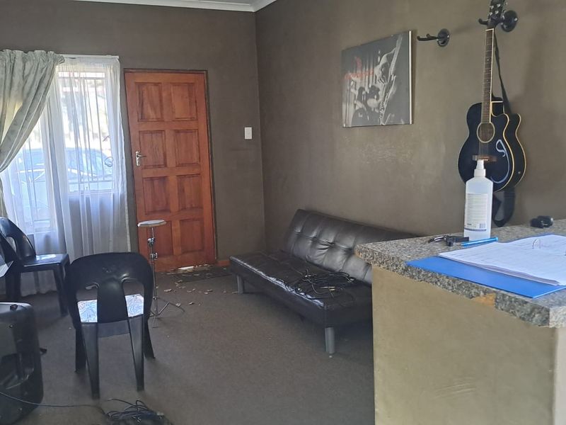 Versatile 3-Bedroom Home with Large Wendy Hous  Perfect for Family Living or Business Use - Photo 1