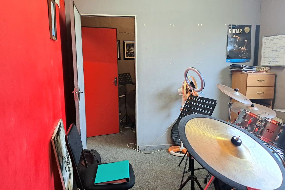 Versatile 3-Bedroom Home with Large Wendy Hous  Perfect for Family Living or Business Use - Photo 4