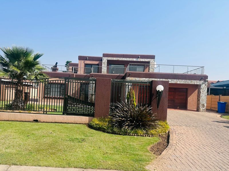 Modern Double-Storey Family Home with Flatlet – Stylish and Spacious Living - Photo 2