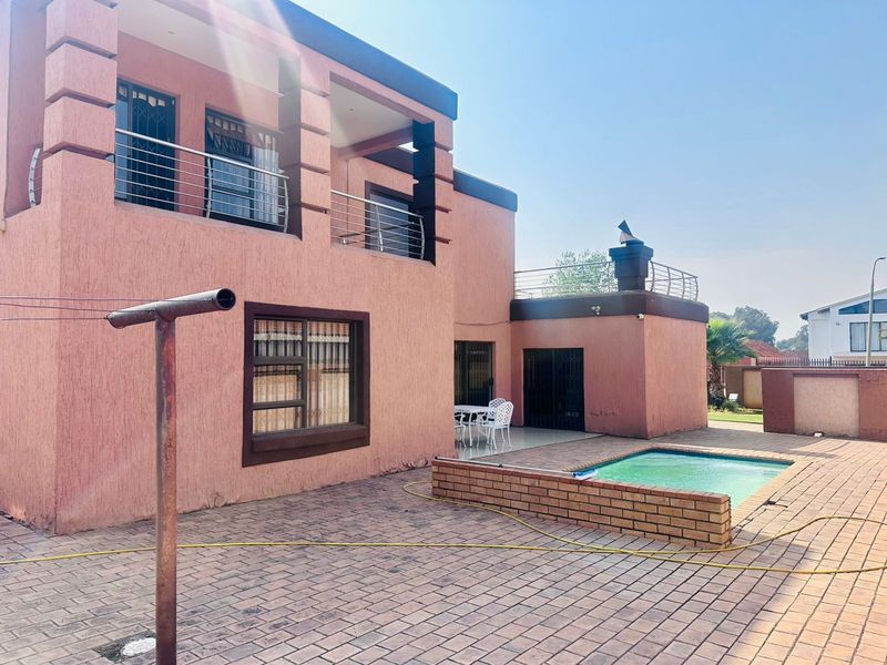Modern Double-Storey Family Home with Flatlet – Stylish and Spacious Living - Photo 6