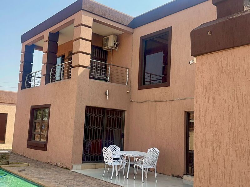Modern Double-Storey Family Home with Flatlet – Stylish and Spacious Living - Photo 3