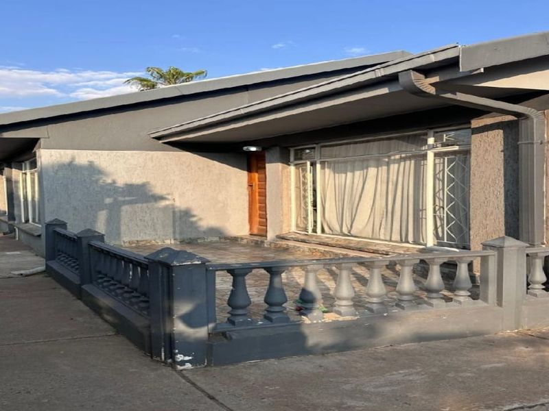 Modern 3-Bedroom Family Home with Pool & Double Garage - Photo 2