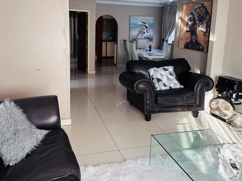 Modern 3-Bedroom Family Home with Pool & Double Garage - Photo 7