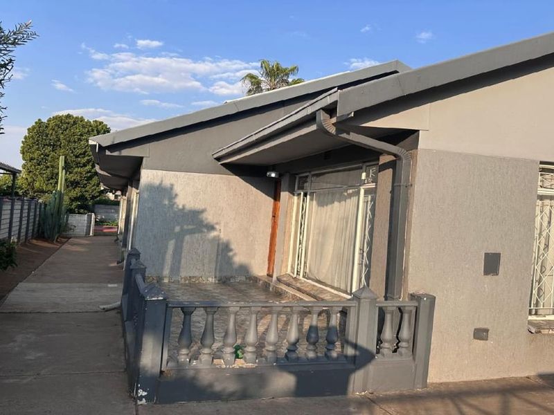 Modern 3-Bedroom Family Home with Pool & Double Garage - Photo 4
