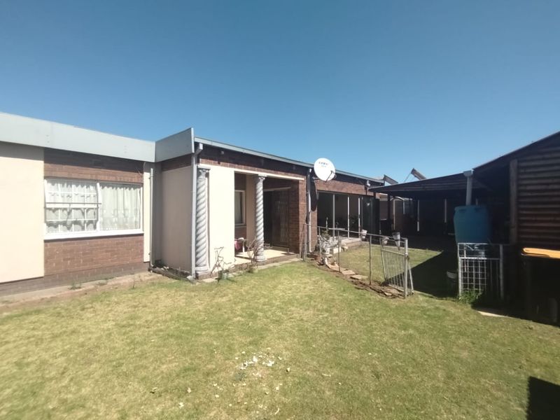 Spacious Family Home with Flatlet, Wendy House & Ample Parking – Ideal for the Extended Family! - Photo 1
