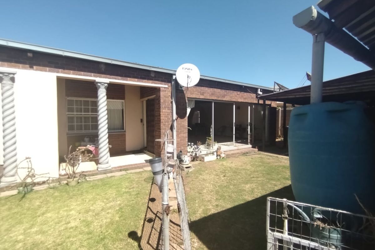 Spacious Family Home with Flatlet, Wendy House & Ample Parking – Ideal for the Extended Family! - Photo 2