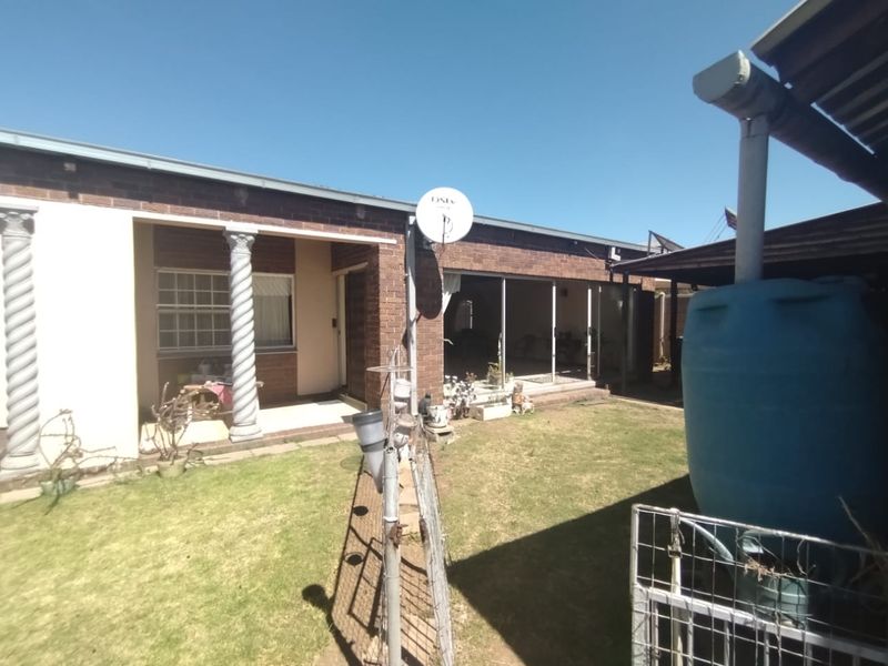 Spacious Family Home with Flatlet, Wendy House & Ample Parking – Ideal for the Extended Family! - Photo 2